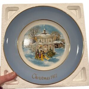 1977 Avon Christmas Plate ‘Carollers in the Snow’